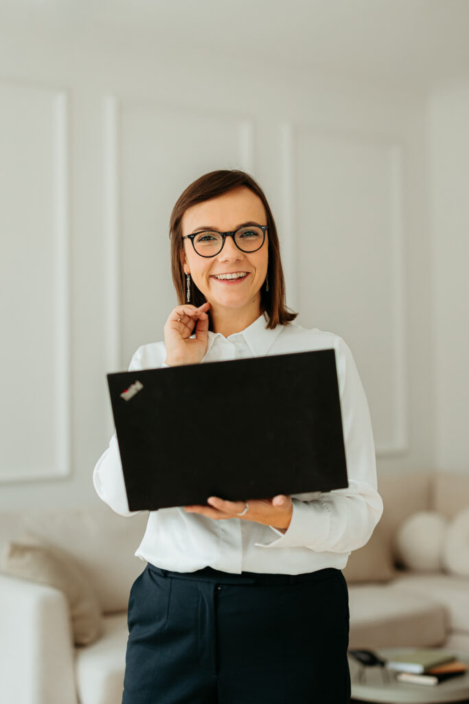 profesjonalna sesja wizerunkowa w studio dla marki osobistej, kobieta uśmiecha się do aparatu