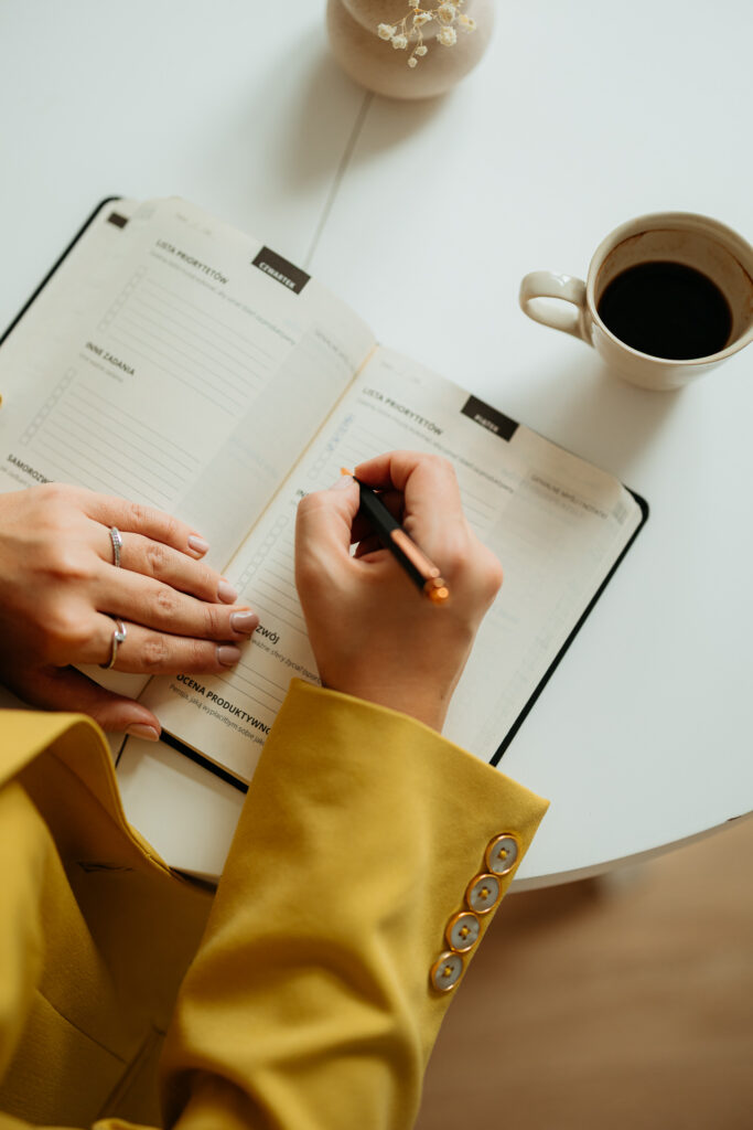 profesjonalna sesja wizerunkowa w studio dla marki osobistej, zbliżenie na notes