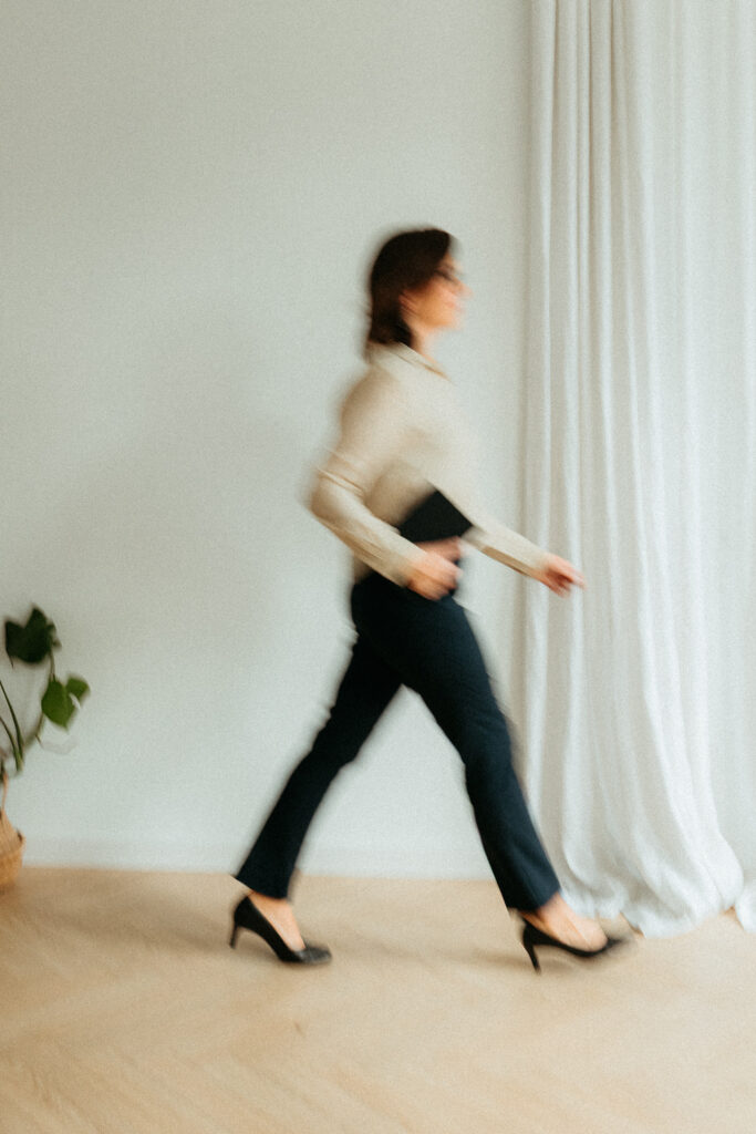 profesjonalna sesja wizerunkowa w studio dla marki osobistej, kobieta w ruchu