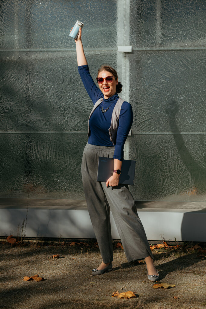 uśmiechnięta kobieta - sesja wizerunkowa w mieście