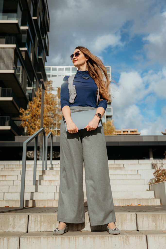 uśmiechnięta kobieta - sesja wizerunkowa w mieście