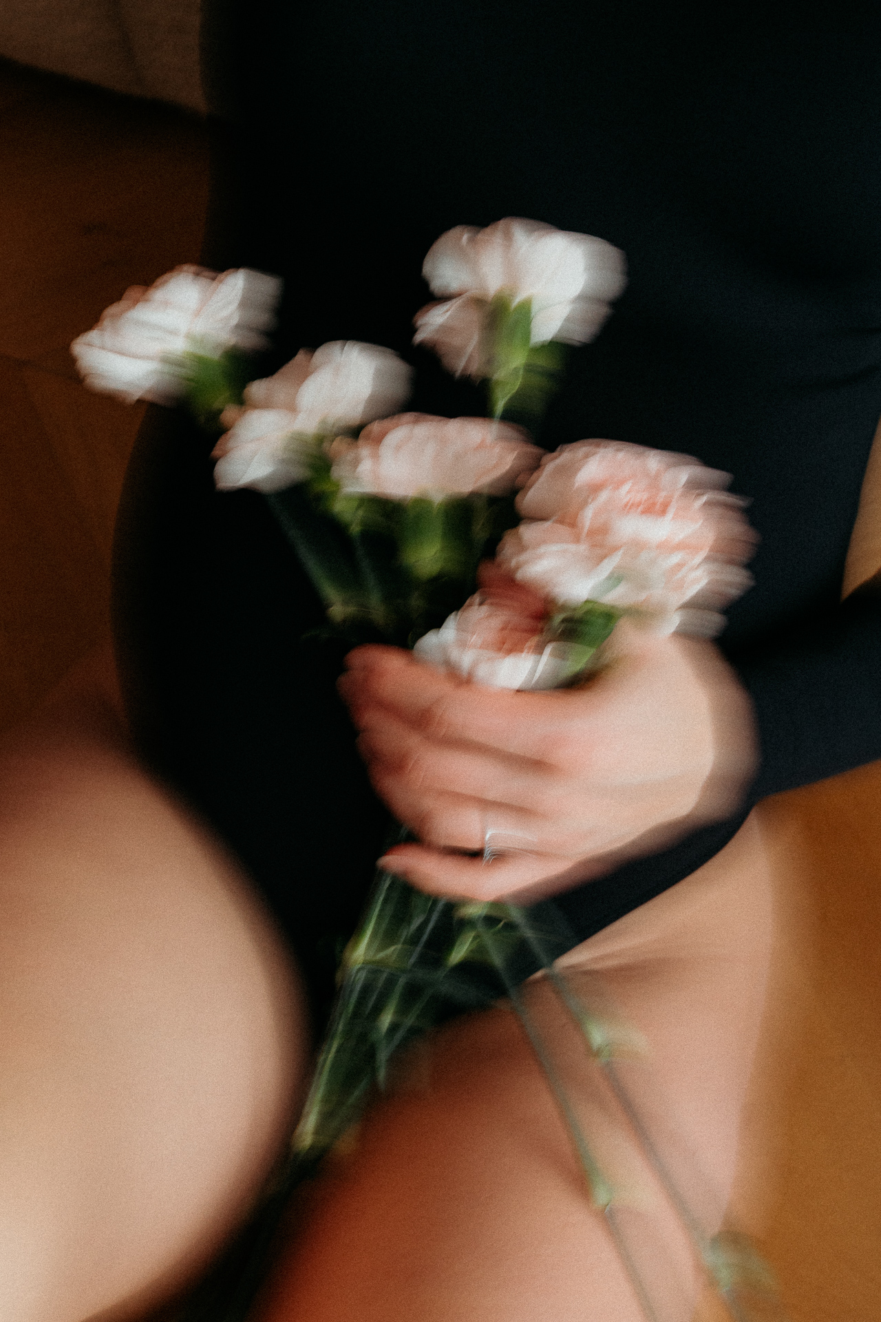 kobieta trzyma kwiaty na brzuchu ciążowym, Kraków