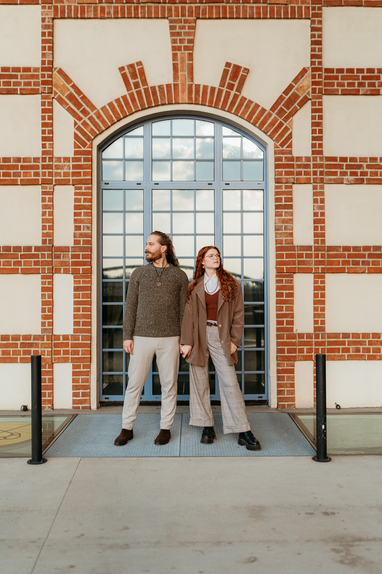 Para stoi i trzyma się za ręce przy drzwiach, Cricoteka, Kraków