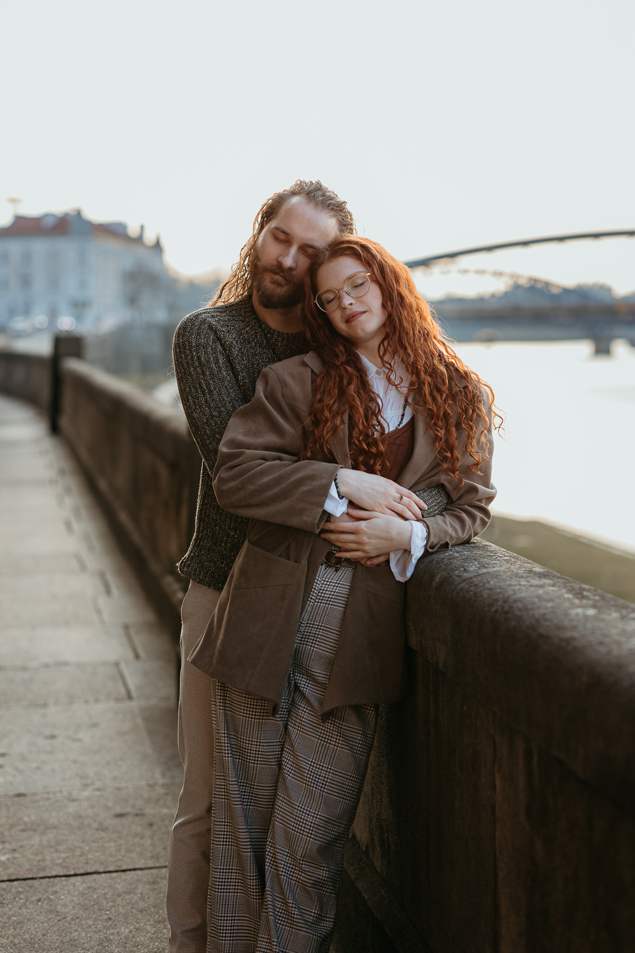 Para przytula się przy murku, w tle Wisła, Kraków