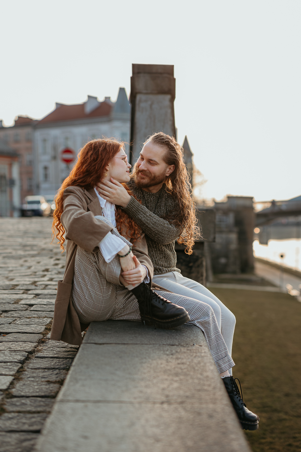 Para przytula się przy murku, w tle Wisła, Kraków