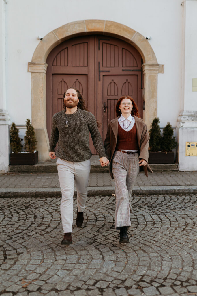 Para biegnąca w stronę obiektywu, Kraków, Kazimierz