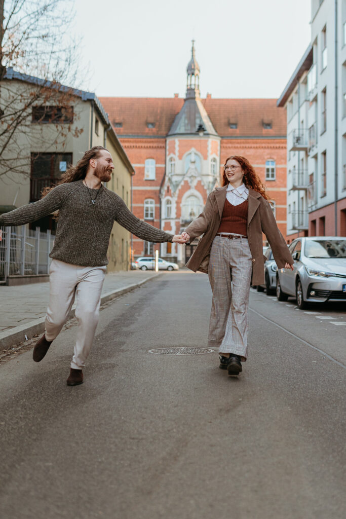 Para biegnąca w stronę obiektywu, Kraków, Kazimierz