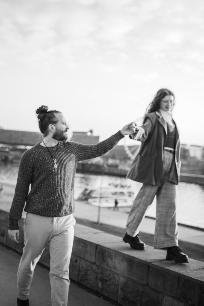 Para idzie na murku, sesja miejska dla pary, Kraków, Kazimierz