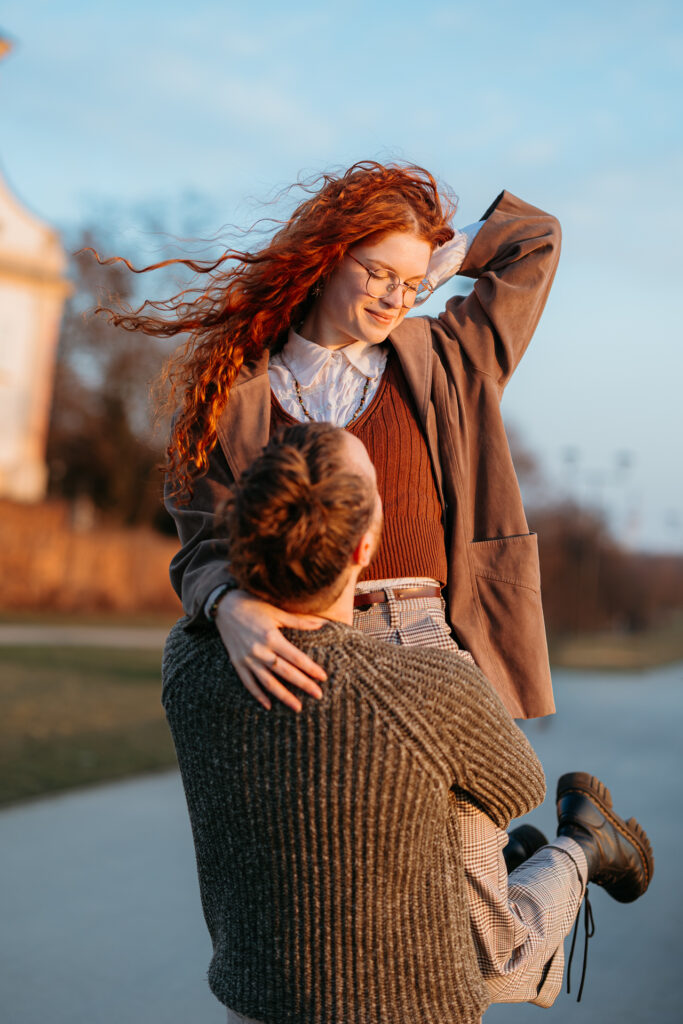 Mężczyzna podnosi narzeczoną, sesja miejska dla pary, Kraków, Kazimierz