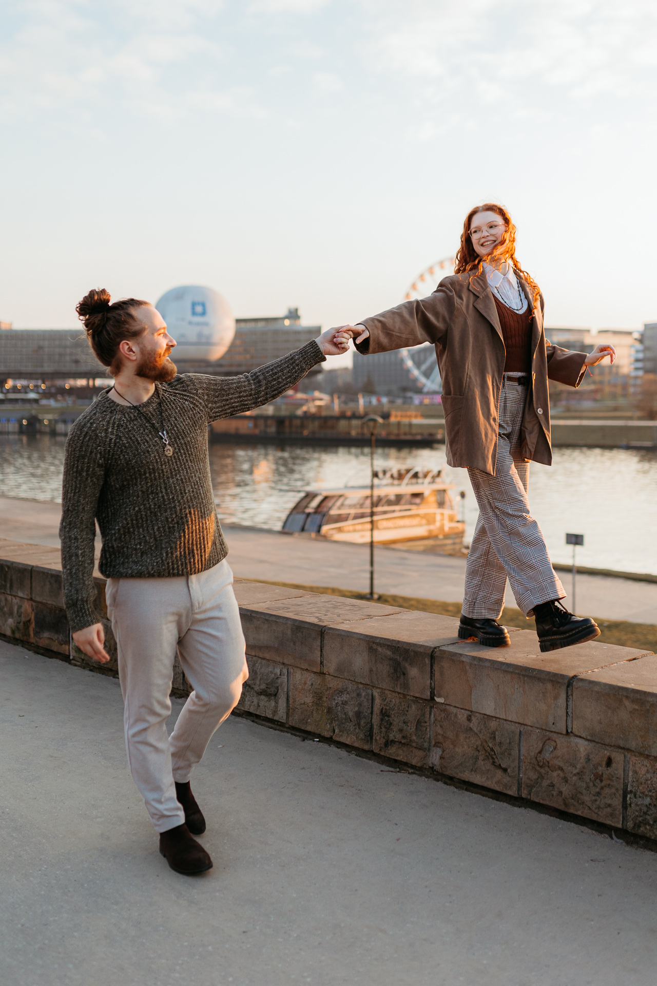 Para idzie na murku, sesja miejska dla pary, Kraków, Kazimierz