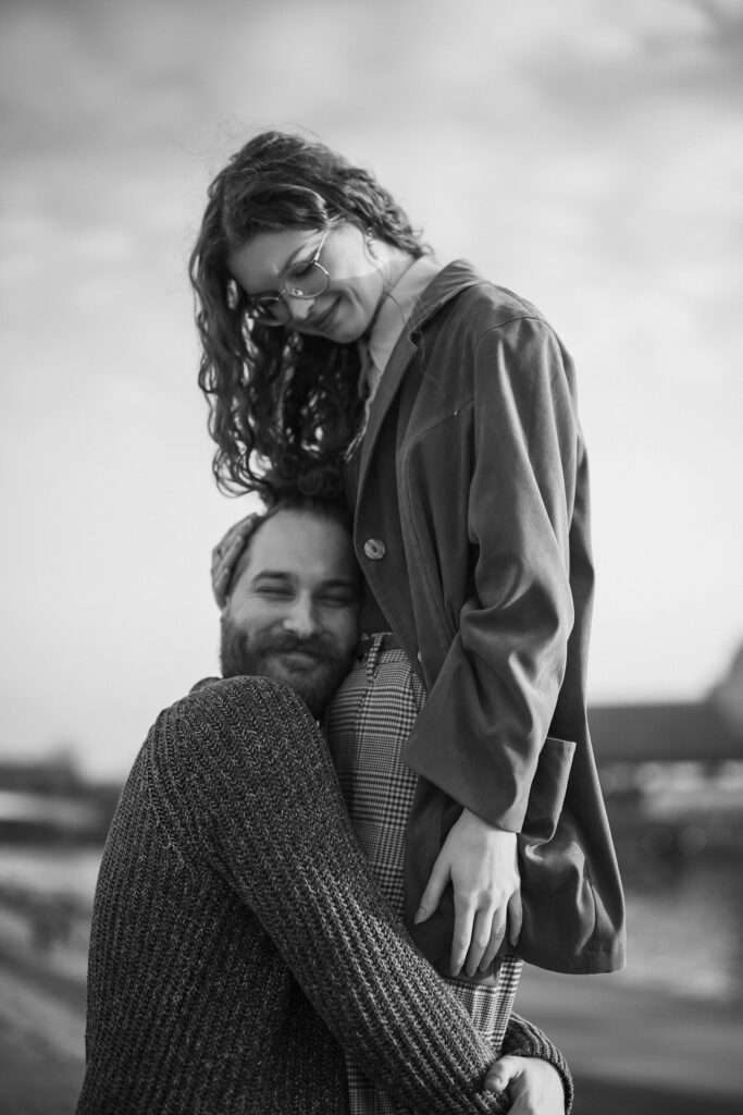 Mężczyzna przytula narzeczoną, sesja miejska dla pary, Kraków, Kazimierz